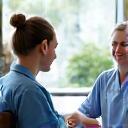 Consultoría de salud integral, mujer joven con profesional de la salud
