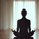 Programas de manejo del estrés, persona meditando tranquilamente