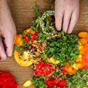 Planes de nutrición a medida, persona cocinando ensalada con vegetales frescos